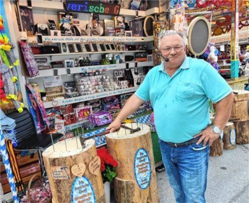 Schausteller mit Leib und Seele: Manuel Neigert an der „Lustigen Nagelei“. Foto Birkhof