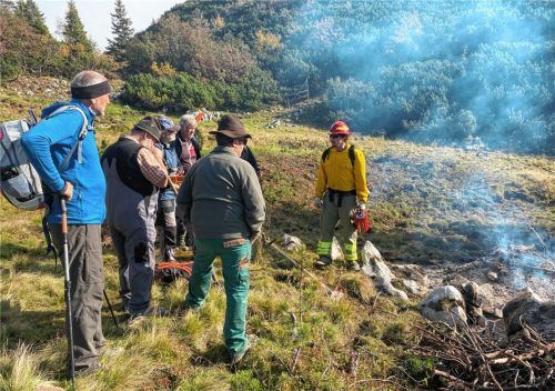 Sein Wissen gibt Lindon Pronto, Fachmann für Vegetationsbrandmanagement, (rechts) am liebsten vor Ort weiter. Hier informiert der gebürtige Nordkalifornier die Almbauern im Naturschutzgebiet Geigelstein.Foto  Schwenden