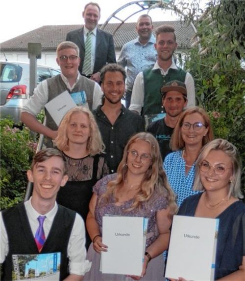 Sie freuten sich über die sehr guten Abschlüsse: (untere Reihe, von links) Valentin Hetzmannseder, Jessica Hetzenecker und Nina Riedl, dahinter (von links) Laura Mittermaier; Fabian Plendl, Christian Haider und Doris Kallinger. in der zweiten Reihe von oben (von links) Lukas Kreilinger und Markus Karl sowie ganz oben die Kreisvorsitzenden Holger Nagl, Mühldorf (links), und Ernst Raspl, Altötting.Foto re