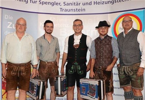 Sie sind die Prüfungsbesten im SHK-Handwerk: (ab Zweiter von links) die Anlagenmechaniker Andreas Schmid und Georg Ortner sowie Spengler Florian Linkat. Die Obermeister der Innungen Traunstein (Josef Pflügl, rechts) und Berchtesgadener Land (Peter Schuhbeck, links) gratulierten den erfolgreichen Handwerkern.Foto  Wittenzellner