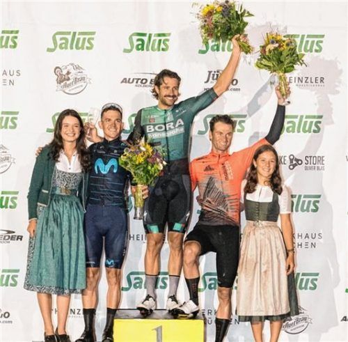 Siegerehrung Elite-Rennen: Sieger Marco Haller (Mitte, Bora-hansgrohe), links daneben Gregor Mühlberger (Movistar) und rechts der Drittplatzierte Daniel Bichlmann (Maloja Pushbikers). Foto Bernhardfoto