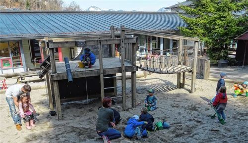 So schön kann Spielen sein, wie hier auf dem Abenteuerspielplatz des Kindergartens St. Martin. Der Gemeinderat hat nach längerem Überlegen nun doch einer Erhöhung der Kita-Gebühren zugestimmt. Foto Hoffmann