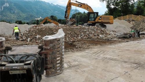 So sieht es aktuell aus an der Baustelle der zukünftigen Priental-Halle am Aschauer Sportplatz. Der Abbruch der alten Halle ist weitestgehend abgeschlossen.Foto rehberg