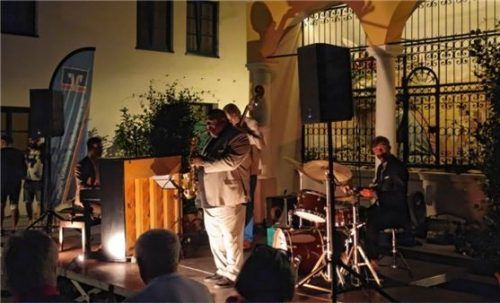 Spielten in den Sonnenuntergang: (von links) Julian Schmidt (Klavier), Jesse Davis (Saxofon), Thomas Stabenow (Bass) und Xaver Hellmeier (Schlagzeug).