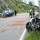 Motorradfahrer fährt am Sudelfeld gegen Oldtimer