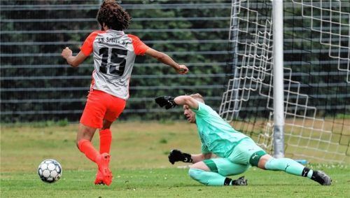 Tögings Torhüter Lukas Schanzer rettet in höchster Not gegen Abdulhalim Rubeya von Srbija München. Foto Zucker