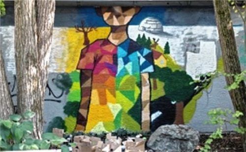 transit art re

Auf die Rückseite des Lokschuppens sprühte der 14-jährige Emil Hegemann, Gewinner des Wettbewerbs „Mein Mural für Rosenheim“ sein erstes Wandbild.Foto Martin Weiand