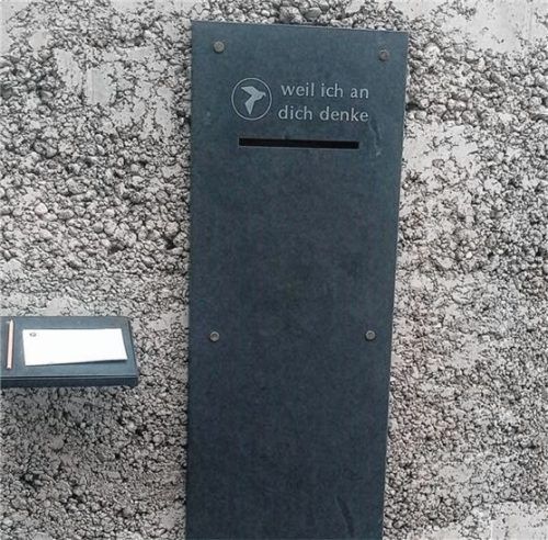 Trauerarbeit und Trauerritual: Ihre Gedanken können Hinterbliebene aufschreiben und in den Trauerbriefkasten einwerfen. Im Osterfeuer werden sie dann verbrannt.