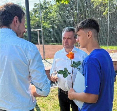 Unterhachings Fußball-Präsident Manni Schwabl (Mitte) mit Maurice Krattenmacher (rechts) im (Fach-)Gespräch mit Sportlehrer Michael Kaiser. Foto  re