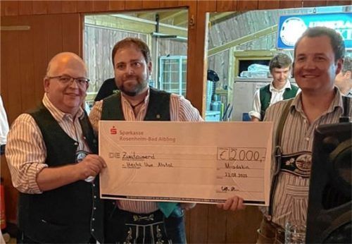 Uwe Hecht (von links) bekam vom Ersten Vorsitzenden Thomas Willmann und dem Zweiten Vorsitzenden Martin Hehlert einen Scheck über 2000 Euro überreicht.Foto re