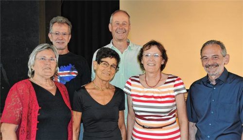 Verabschieden sich in den Ruhestand: (hintere Reihe, von links) Bertram Knieling und Peter Weigel, (vordere Reihe, von links): Elisabeth Engl, Brigitte Kirchgässler und Gabriele Leicht mit Schulleiter Dieter Friedel. Foto Schlecker