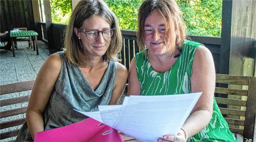 Verena Siedow (links) und Rektorin Careddu-Bayr gehen das Konzept der Jugendsozialarbeit an der Grundschule in Ostermünchen durch. Foto Stache