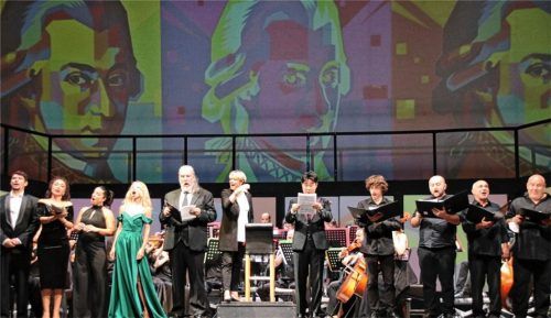 Viel Applaus in der Mozart-Gala in Immling erhielten die Gesangssolisten, das Festivalorchester und Musikalische Leiterin Cornelia von Kerssenbrock. Foto Benekam