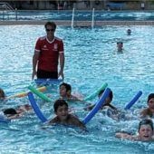Kinder schwimmen fürs „Seepferdchen“