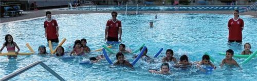 Viele Kinder konnten im Kolbermoorer Freibad jetzt das Schwimmen lernen, weil die Kolbermoorer helfen. Foto  Re