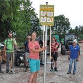 Freiwillige Helfer treffen sich zur Pflege der Wanderwege