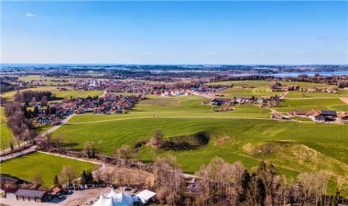 Vom Theaterzelt bis zum Simssee: Blick über Riedering.Foto re