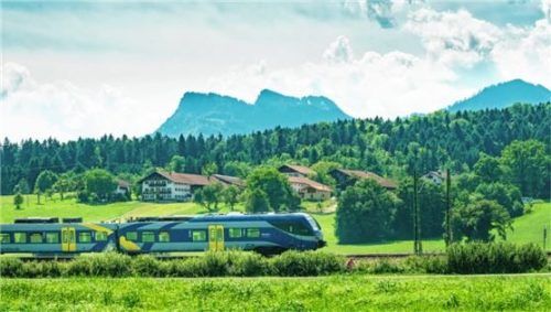 Von Corona geplagt: Regionalbahnen in der Region Rosenheim, hier der Meridian zwischen Prien und Bernau. Foto BRB