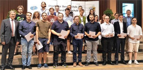 Von den 70 Staatspreisträgern der Staatlichen Berufsschule I Traunstein hatten 23 die Traumnote 1,0. Unser Foto zeigt sie mit Schulleiter Wolfgang Kurfer (vorne links) und dem stellvertretenden Landrat Sepp Konhäuser (zweite Reihe rechts). Foto Buthke