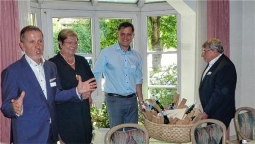 (von rechts) Reinhard Frauscher (VR Altötting-Mühldorf), Florian Loserth und Ingrid Obermeier-Osl danken dem für den Regionalausschuss viele Jahre zuständigen Robert Obermeier. Foto Becker