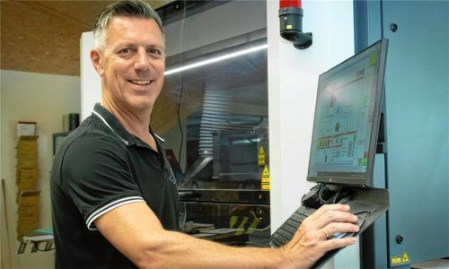 Vor seinem Halbautomaten, mit dem er mittels Laser unterschiedliche Materialien bearbeitet: der Rimstinger Raimund Steinberger. Fotos Berger