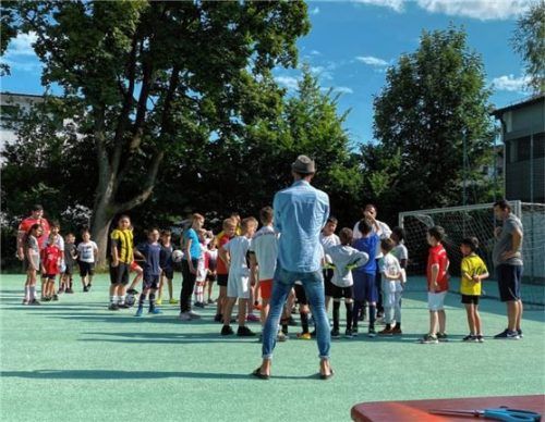 Vor Turnierbeginn besprachen die Teilnehmer die Regeln des Streetsoccer Turniers. Foto Startklar
