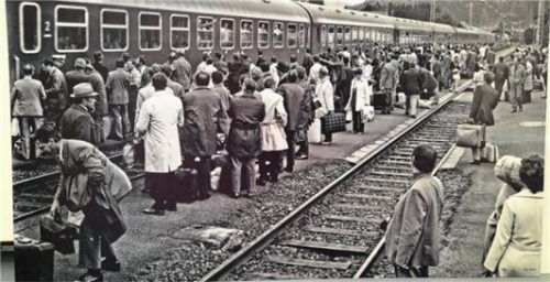 Wachablösung an einem Bahnhof im Inntal: Nachdem 1000 Ostdeutsche eine Woche lang die Olympischen Spiele beobachtet hatten, reisten sie wieder ab, um den nächsten Genossen Platz zu machen. Foto Werner Krämer