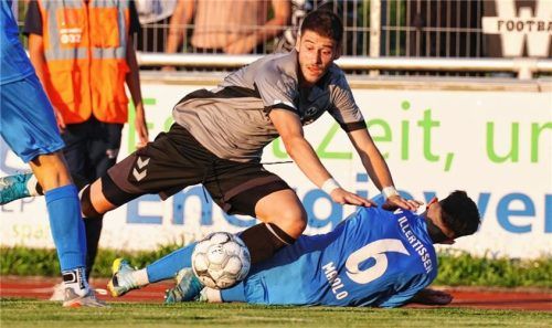 Wacker-Stürmer Andrija Bosnjak vergab gleich zu Beginn des Spiels in Illertissen eine große Torchance. Foto Christian Butzhammer