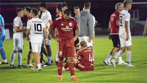 Während Sascha Marinkovic mit hängendem Kopf dasteht, klatscht Schwaben Augsburg gemeinsam ab.Foto Franz Ruprecht