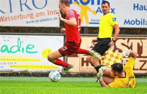 Wasserburgs Janik Vieregg, der das 1:0 erzielte, wird von Karsfelds Keeper Fabio di Salvo von den Beinen geholt. Foto Christian Butzhammer