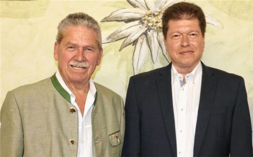 Wechsel an der Spitze: Elmar Stegmeier (rechts) tritt die Nachfolge von Lorenz Ablinger als Vorsitzender des Ökumenischen Sozialdienst Priental (ÖSP) in Aschau an.Foto Rehberg