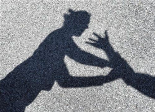 Weil er eine Frau körperlich angegangen haben soll, musste sich jetzt ein 55-jähriger Rosenheimer vor dem Amtsgericht verantworten. Foto dpa