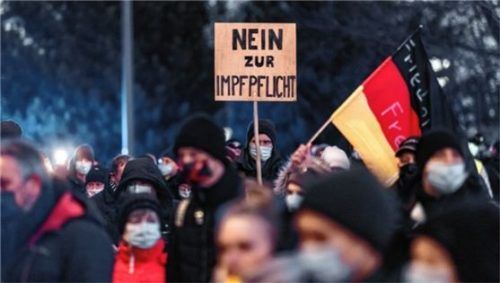 Weil sie einen unangemeldeten „Corona-Spaziergang“ – hier eine Aufnahme einer derartigen Veranstaltung – geleitet haben soll, musste sich eine Grassauerin jetzt in Traunstein vor Gericht verantworten. Foto dpa