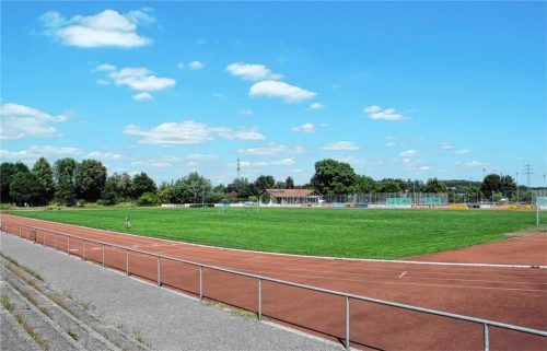 Wer mäht wie mit was? Die Frage ist noch nicht endgültig beantwortet, aber in Stephanskirchen scheint es auf einen Frontdeckrasenmäher für den Sportplatz hinauszulaufen. Foto Schlecker