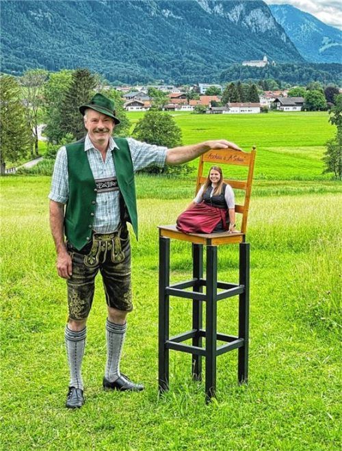Wie ist das möglich? Verena Weinhammer von der Tourist Info Aschau sieht neben dem Wirt vom Café Pauli, Paul Kink, aus wie ein Zwerg. Foto H. Reiter