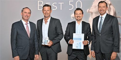 Wieder unter den Top 50 in Bayern: Franz Stein, Bereichsleiter Produktmanagement und Service (Zweiter von links), und Dr. Florian Schmidt-Wudy, Bereichsleiter Personal, Finanzen und Recht (Zweiter von rechts) von Agenda, nehmen die Auszeichnung „Bayern Best 50“ von Wirtschaftsminister Hubert Aiwanger (links) und Jurymitglied Stefan Schmal (rechts) entgegen. Fotos Re