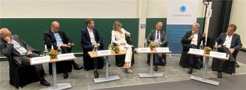 „Wir müssen handeln“: Dr. Bernhard Langhammer, Dr. Peter von Zumbusch, Dr. Stefan Hölbfer, Anouschka Horn, Anton Steinberger, Professor Heinrich Köster und Florian Schneider (von links) bei der Podiumsdiskussion im Campus Burghausen.Foto TH Rosenheim