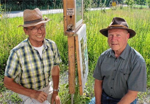 Wissen viel über das Leben der Bienen: Hobbyimker Andreas Sollinger (links) und Bienen-Fachwart Karl-Heinz Schäfer an einer Schautafel mit „Bienen-Behausung“ am Lehrbienenstand Großkarolinenfeld. Fotos Heinz