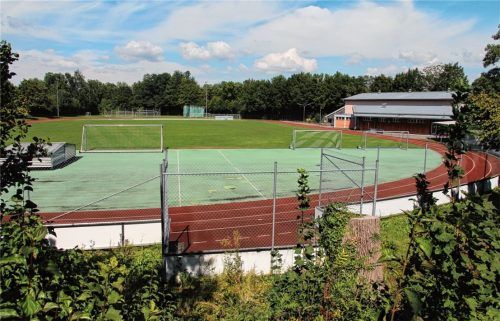 Wohnbebauung anstelle des Jahnstadions in Bad Aiblings Mitte? „Man muss für alles offen sein“, sagt die CSU-Fraktion im Stadtrat. Alle anderen Parteien und Gruppierungen fordern vehement den Erhalt der Sportanlage. Foto  Hadersbeck