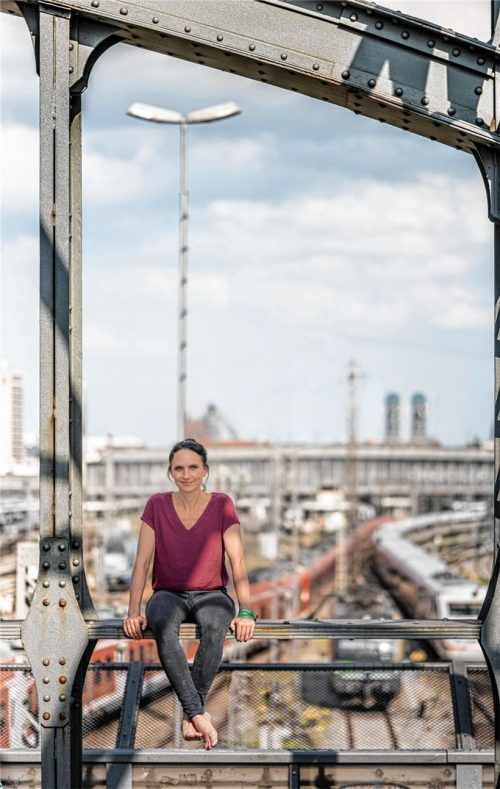 Wollte sich schon lange mit dem Thema „bezahlbarer Wohnraum“ literarisch auseinandersetzen: Autorin Natalie Buchholz, die in der Stadt Rosenheim zur Schule gegangen ist.Foto  Peter v.Felbert