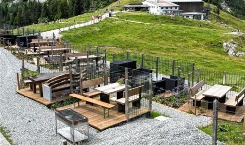 Zugang nur mit Buchung: Die Sonnenalm bietet Loungbereiche an. Foto Auer