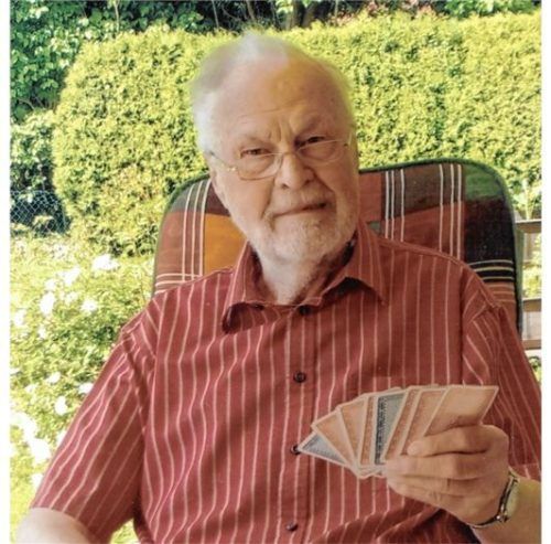 Zum 85. Geburtstag, also vor zwei Jahren, bekam Pfarrer Holzner von seiner Pfarrhausfrau Christine Nietsche einen Lehrgang im Kartenspielen geschenkt, und seitdem spielt Holzner, laut Nietsche, „mit Leidenschaft“ Karten. Foto Nietsche