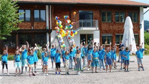 Zum Lied „Ein Hoch auf uns“ gab es auf dem Pausenhof der Inzeller Grundschule eine Tanzeinlage der scheidenden Schüler. Foto Wegscheider