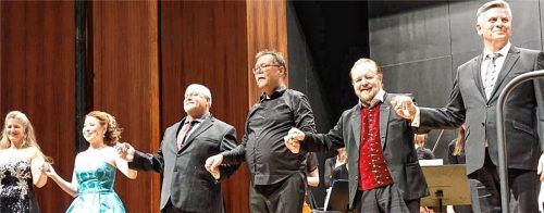 Zum zehnjährigen Bestehen führt der Verein heuer Passagen aus „Fidelio“ von Beethoven auf: (von links) Sieglinde Zehetbauer, Kayo Hashimoto, George Vincent Humphrey, Dirigent Georg Hermansdorfer, Kammersänger Oskar Hillebrandt und Michael Doumas.