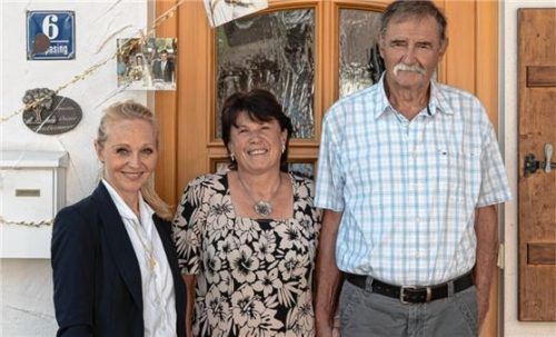 Zur goldenen Hochzeit gratulierte die stellvertretende Bürgermeisterin Kirsten Hieble-Fritz (rechts) dem Jubelpaar Anna Maria und Walter Landkammer.Foto re