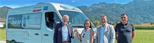 Zur Probefahrt trafen sich Aschaus Zweiter Bürgermeister Michael Andrelang (Zweiter von rechts), ein Vorstandsmitglied des Gewerbevereins, Christian Trattner (links), und der Energiebeauftragte der Gemeinde Aschau, Stefan Arberger (rechts), zusammen mit Tina Krieger von der mikar GmbH.Foto H. Reiter