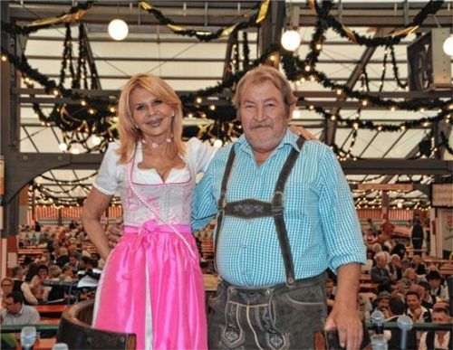 32 Jahre hat er das Flötzinger-Festzelt auf- und abgebaut: Zeltmeister Simon „Simmerl“ Polz mit seiner Chefin Marisa Steegmüller. Foto  schlecker