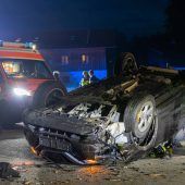 Überschlag nach Kollision mit Baum