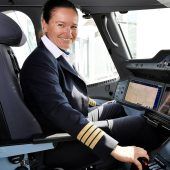 Kapitänin im Cockpit