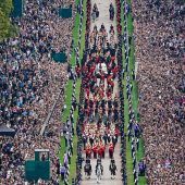 Hunderttausende säumen den letzten Weg